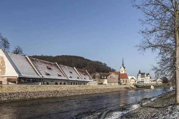 Widok na rzekę i stare miasto z kościołem w zimie — Zdjęcie stockowe