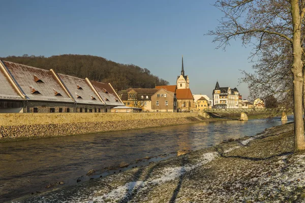 Widok na rzekę i stare miasto z kościołem w zimie — Zdjęcie stockowe