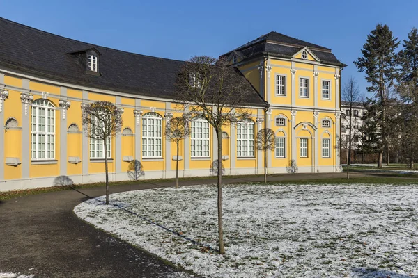 Trevlig utsikt i en park med historiska byggnader i Gera — Stockfoto