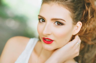 Kırmızı ruj ve renkli makyaj, portre doğada olan kadın. Kameraya bakarak.