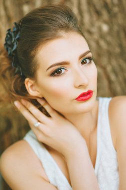 Kırmızı ruj ve renkli makyaj, portre doğada olan kadın. Kameraya bakarak.