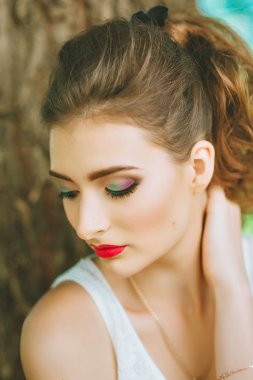 Kırmızı ruj ve renkli makyaj, portre doğada olan kadın. Tarafına bakıyorum. Onun gözleri kapalı.