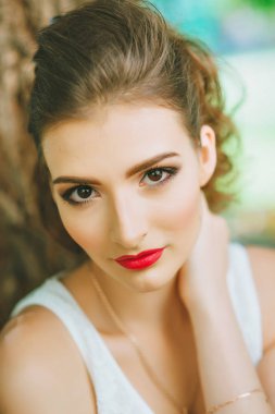 Kırmızı ruj ve renkli makyaj, portre doğada olan kadın. Kameraya bakarak.