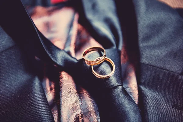 Dva snubní prsteny na Pánská kravata — Stock fotografie