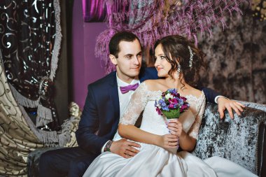 Düğün günü. Gelin ve damat lavanta renkli lüks bir iç. Düğün duygular. Güzel gelin ve törende zarif damat.