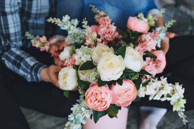 Bir buket çiçek pembe aranjman. Rose kuvars ve gökyüzü mavi renkleri ile.