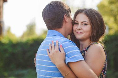 Birbirine aşık çiftler doğanın arka planına karşı çıkıyorlar. Yakın çekim.