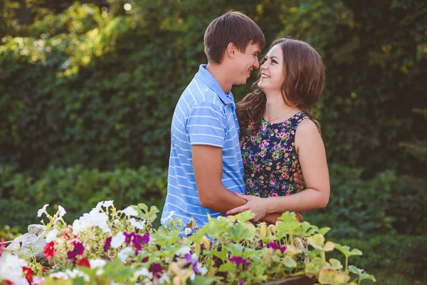 Paar in liefde knuffelen tegen de achtergrond van de natuur. Naar elkaar kijken. Concept: liefde, romantiek — Stockfoto