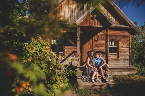 Paar mannen en vrouwen in het dorp, in de buurt van een houten huis. Landelijke stijl. Rustieke zomer. — Stockfoto