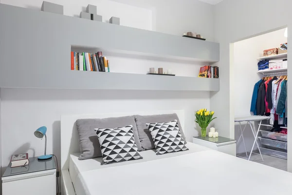 Hermosa y funcional idea dormitorio — Foto de Stock