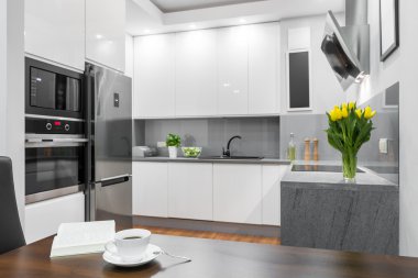 Yemek alanı açık bir mutfak fikir