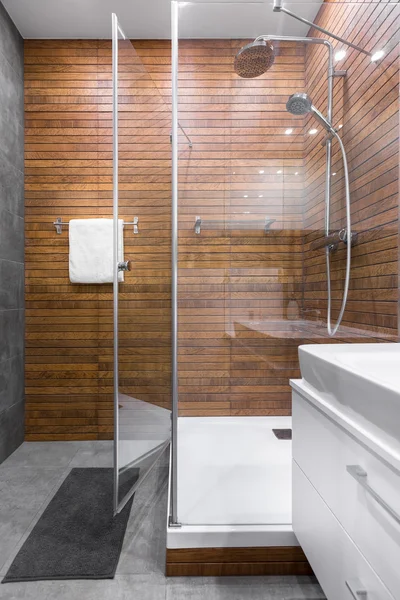 Nowoczesna łazienka z pomysłem drewniane ściany — Zdjęcie stockowe