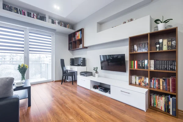 Modern tarz TV oturma odasında