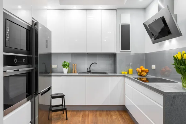 Белая кухня в современном стиле — стоковое фото