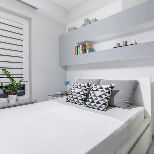 Белая комната с двуспальной кроватью — стоковое фото