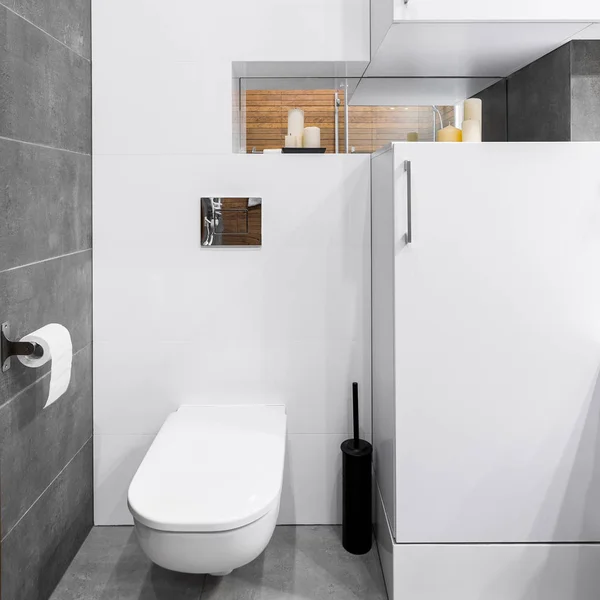 Ванная комната в белом и сером — стоковое фото