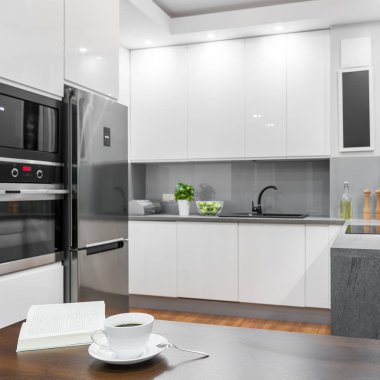 Yemek masası üzerinde kahve