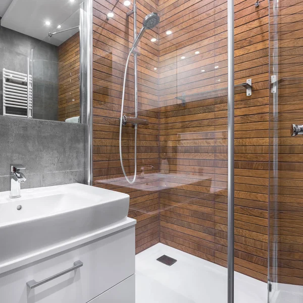 Badrum med trä effekt dusch — Stockfoto