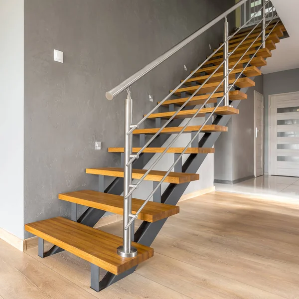 Otwarte piętro mieszkanie ze schodami — Zdjęcie stockowe