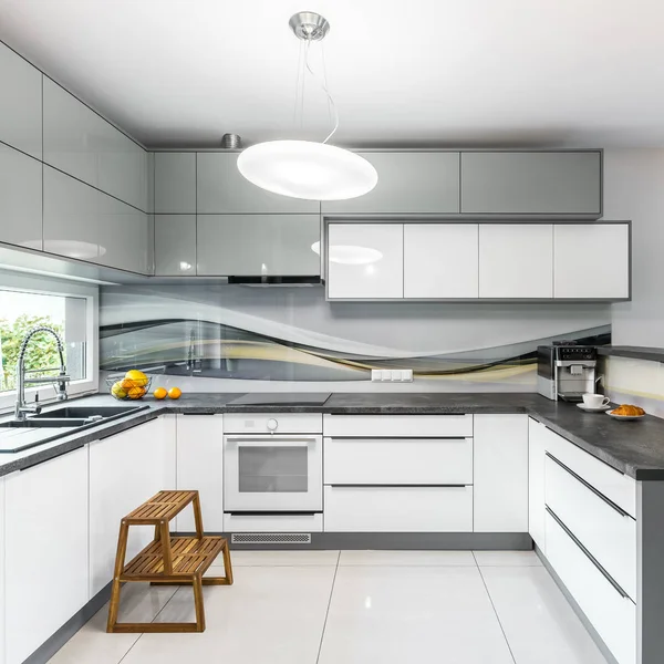 Geräumige weiße Küche — Stockfoto
