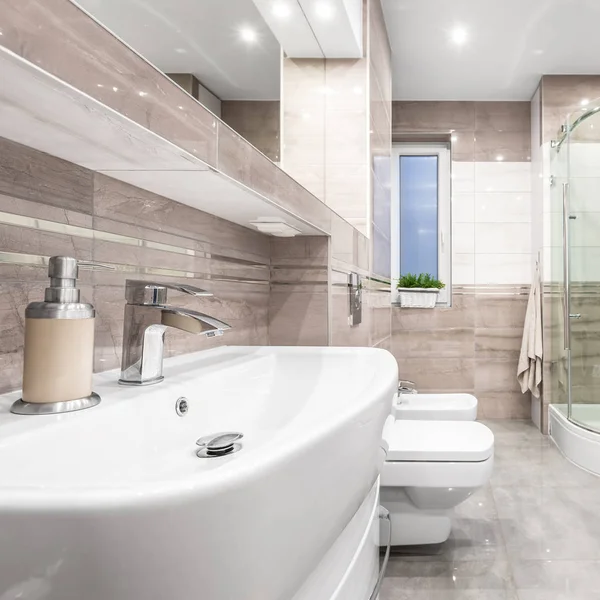 Banheiro com azulejos bege — Fotografia de Stock