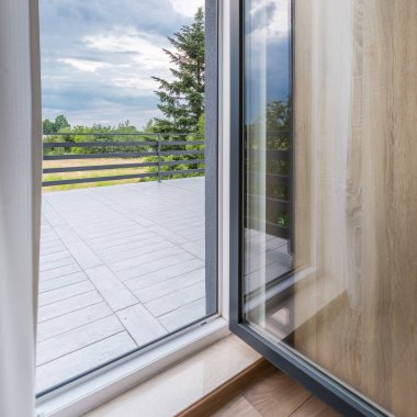 Güzel manzaralı balkon