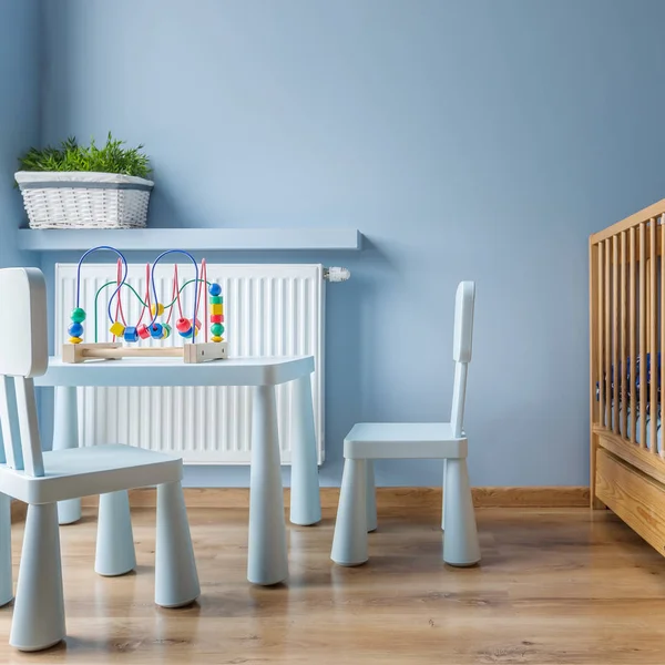 Blue baby kamer met kinderbed — Stockfoto