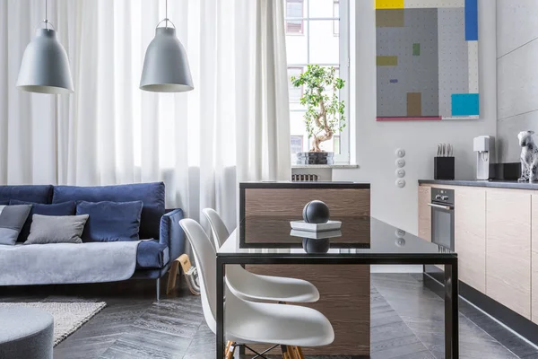 Küche und Wohnzimmer kombiniert — Stockfoto