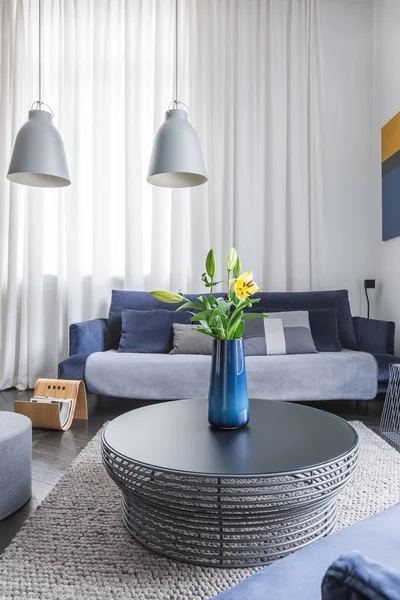 Wohnzimmer mit Couchtisch — Stockfoto