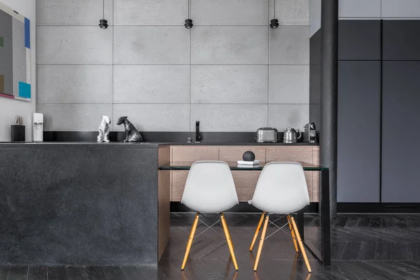 Кухня с плиткой из серых стен — стоковое фото