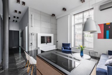 Düz gri duvar karoları ile