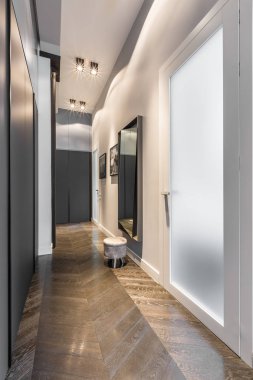 Siyah dolap ile ev koridor