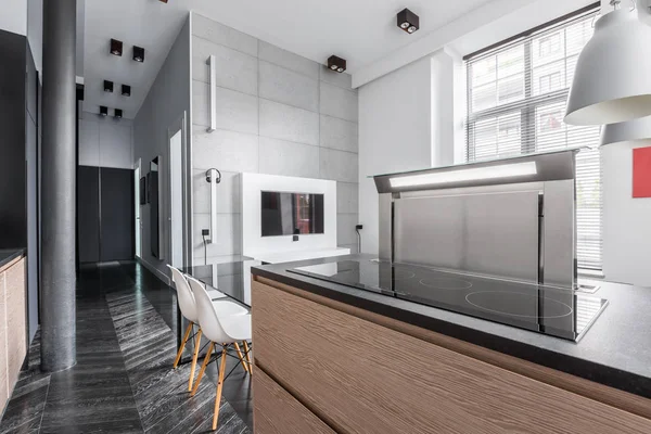 Кухонна стільниця з індукційною панеллю — стокове фото