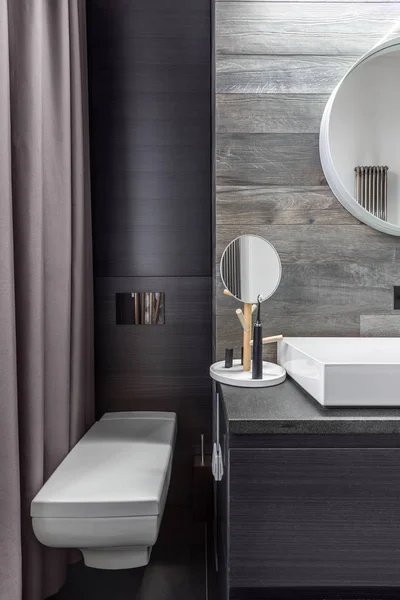 Badkamer met muur gemonteerde toilet — Stockfoto
