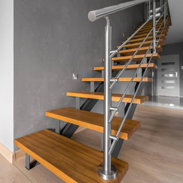 Enkel trappe med stål rækværk - Stock-foto
