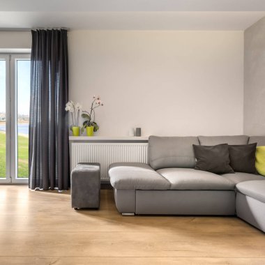 Geniş oturma odası.