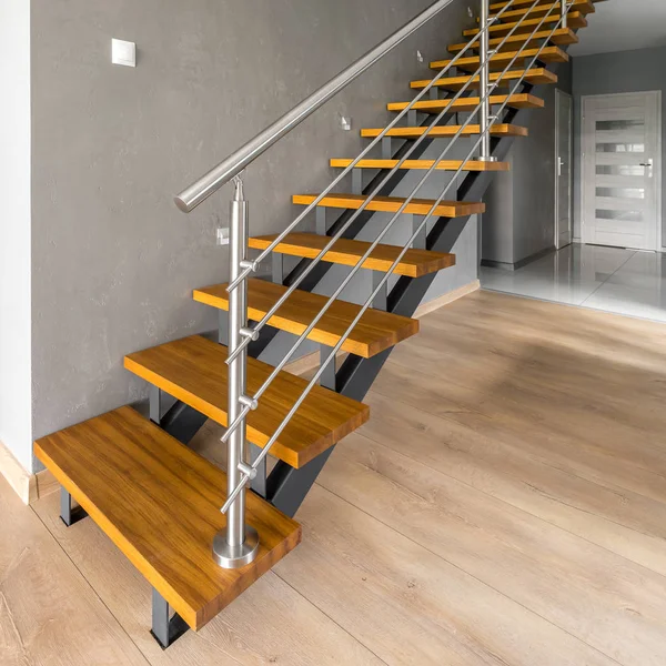 Escadas de madeira com corrimão de prata — Fotografia de Stock