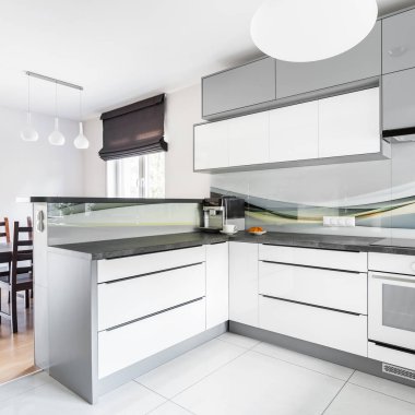 Beyaz mutfak ve yemek odası