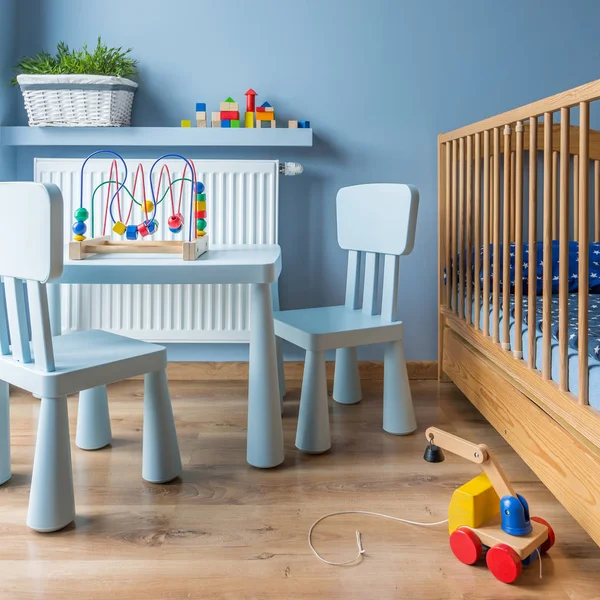 Chambre bleue avec lit bébé en bois — Photo