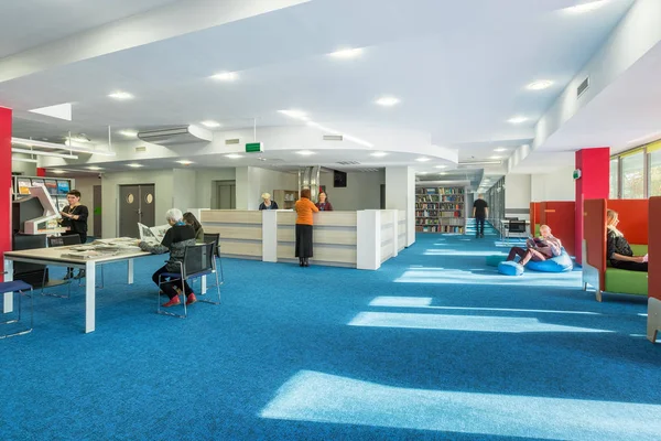 Biblioteca universitaria con pavimento blu — Foto Stock