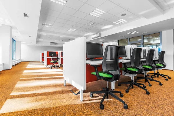 Computer classroom with orange floor — Stock Photo, Image