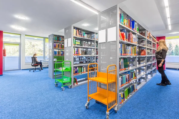 Biblioteca con scaffali moderni — Foto Stock