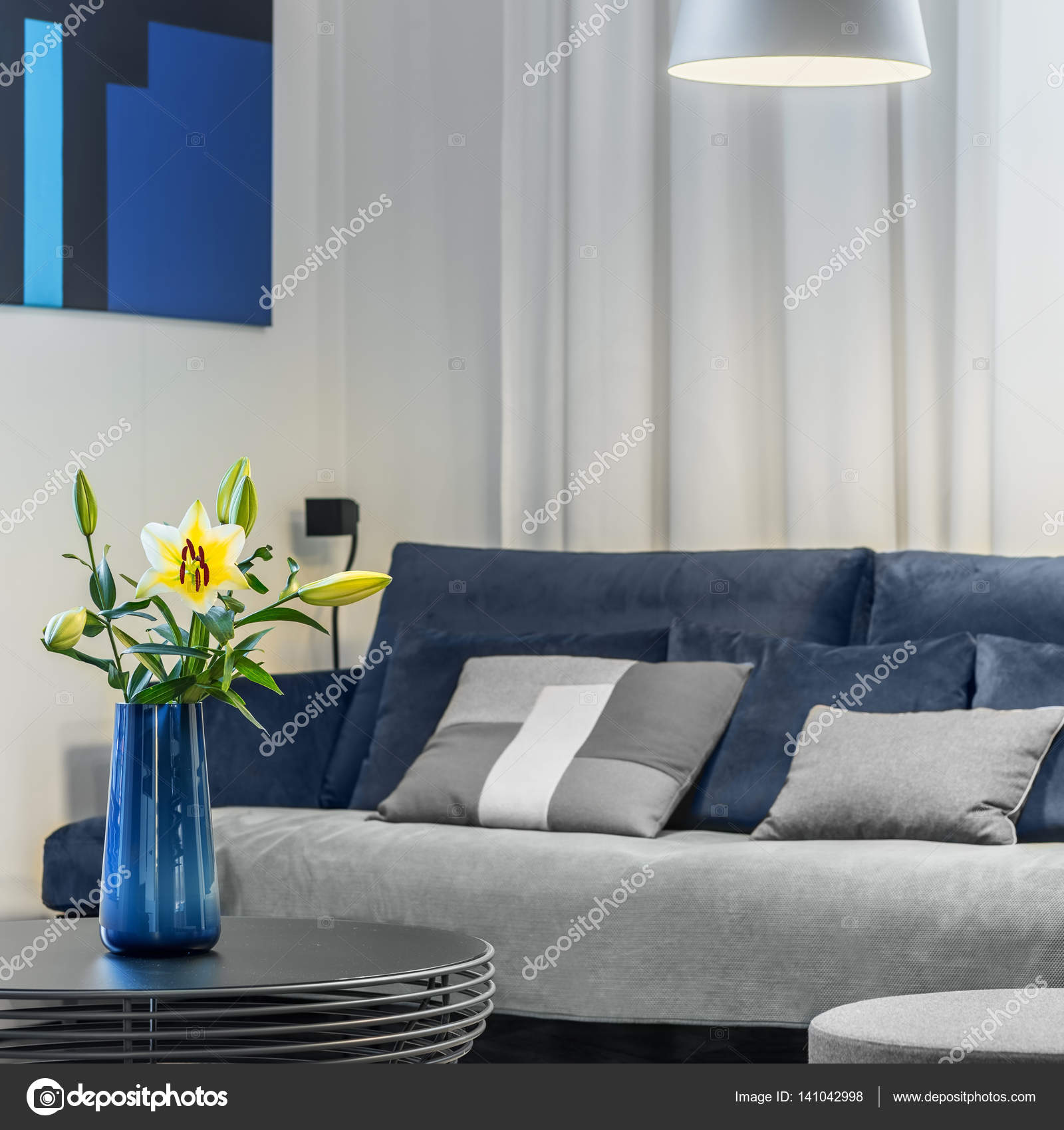 Bloem decoratie in de woonkamer — Stockfoto © in4mal #141042998 Bloem decoratie in de woonkamer — Stockfoto © in4mal #141042998