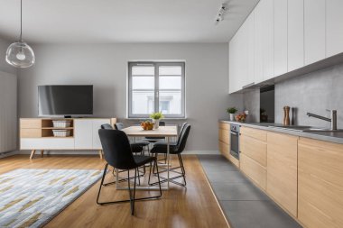 Tablo ile modern ahşap mutfak