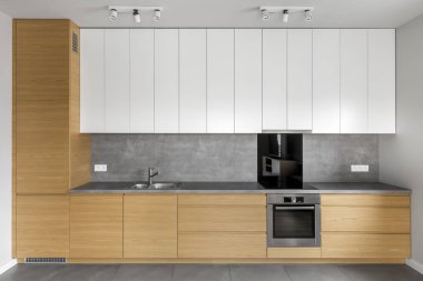 Ahşap dolaplar ile gri mutfak