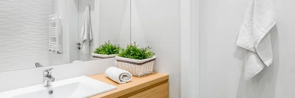 Светлая и белая ванная комната — стоковое фото
