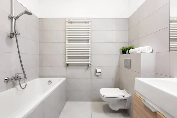 Baño beige con bañera — Foto de Stock