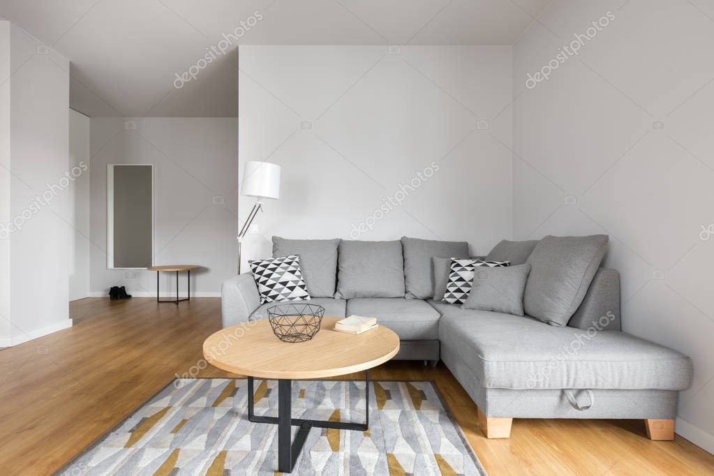 Mesa de sala pequeña | sala de estar con sofá gris — Foto de stock