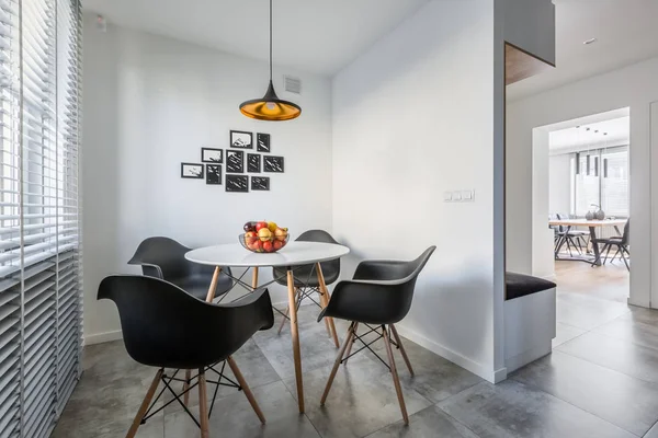 Runder Tisch und schwarze Stühle — Stockfoto