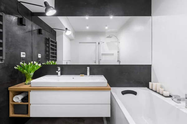 Cuarto de baño con espejo grande — Foto de Stock